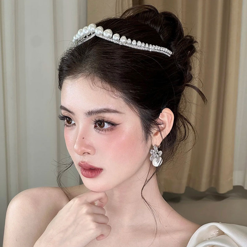 精致珍珠水钻简约新娘唯美皇冠婚纱礼服舞台跟妆造型生日王冠头饰