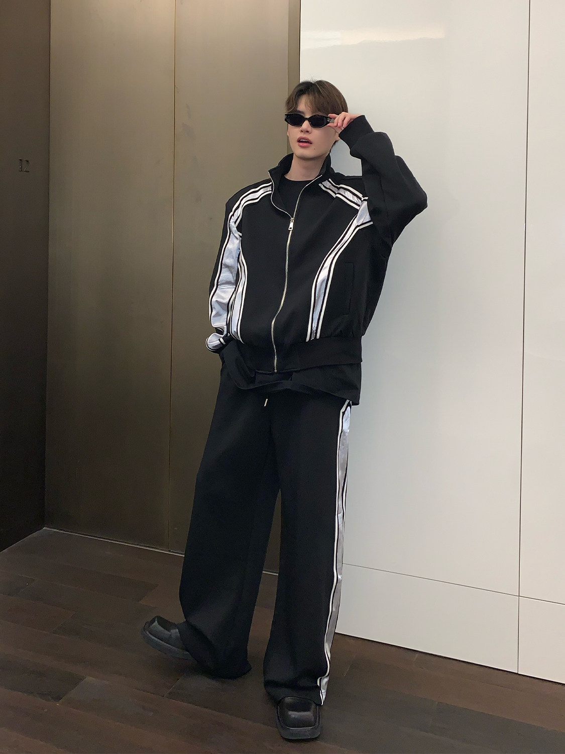 CUIBUJU 틈새 스티치 대비 스트라이프 캐주얼 정장 남성 느슨한 어깨 패드 스포츠 투피스 세트 다목적 세트