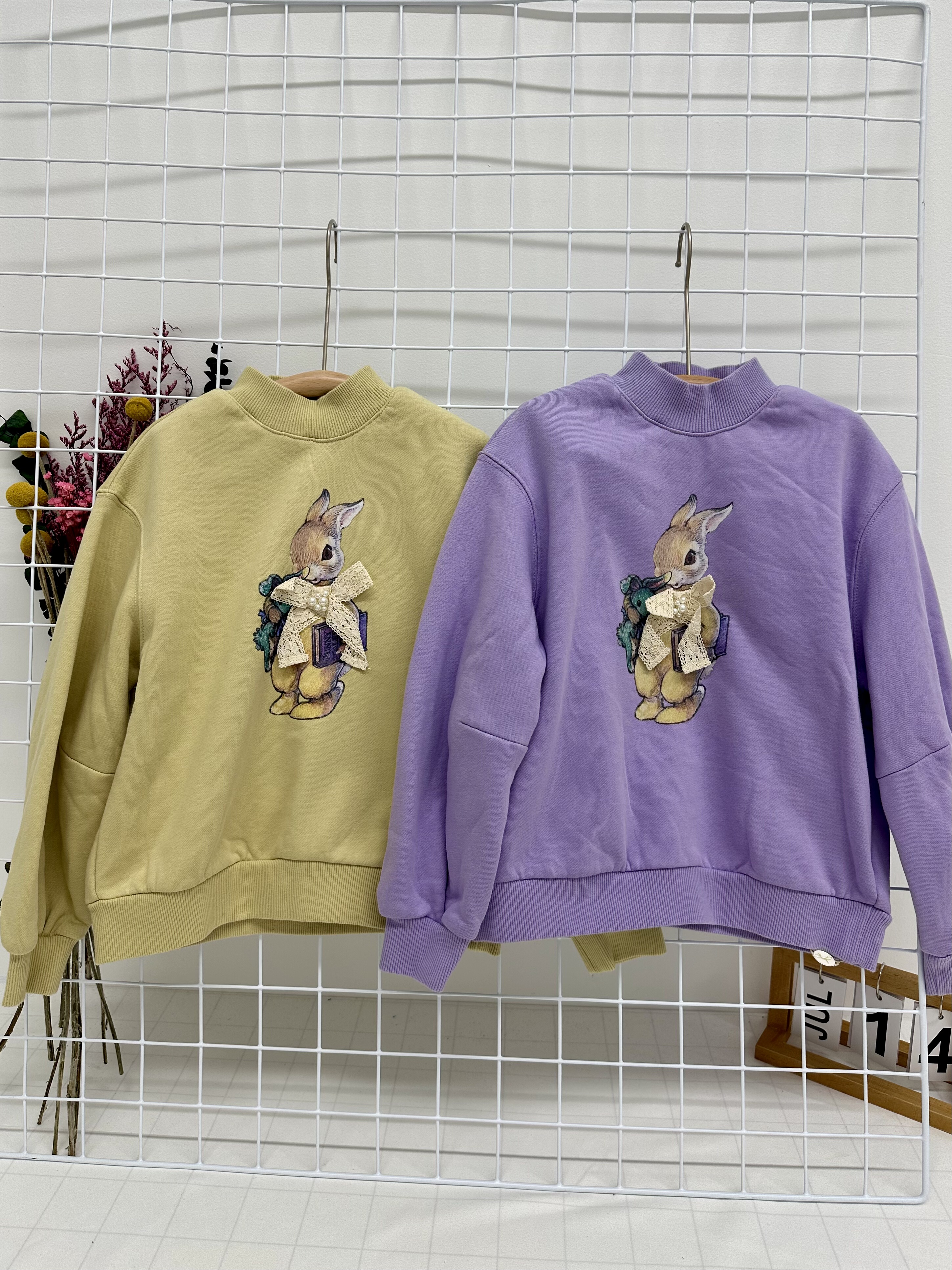 A柏家女宝，双色半高领加绒卫衣，重工小兔子