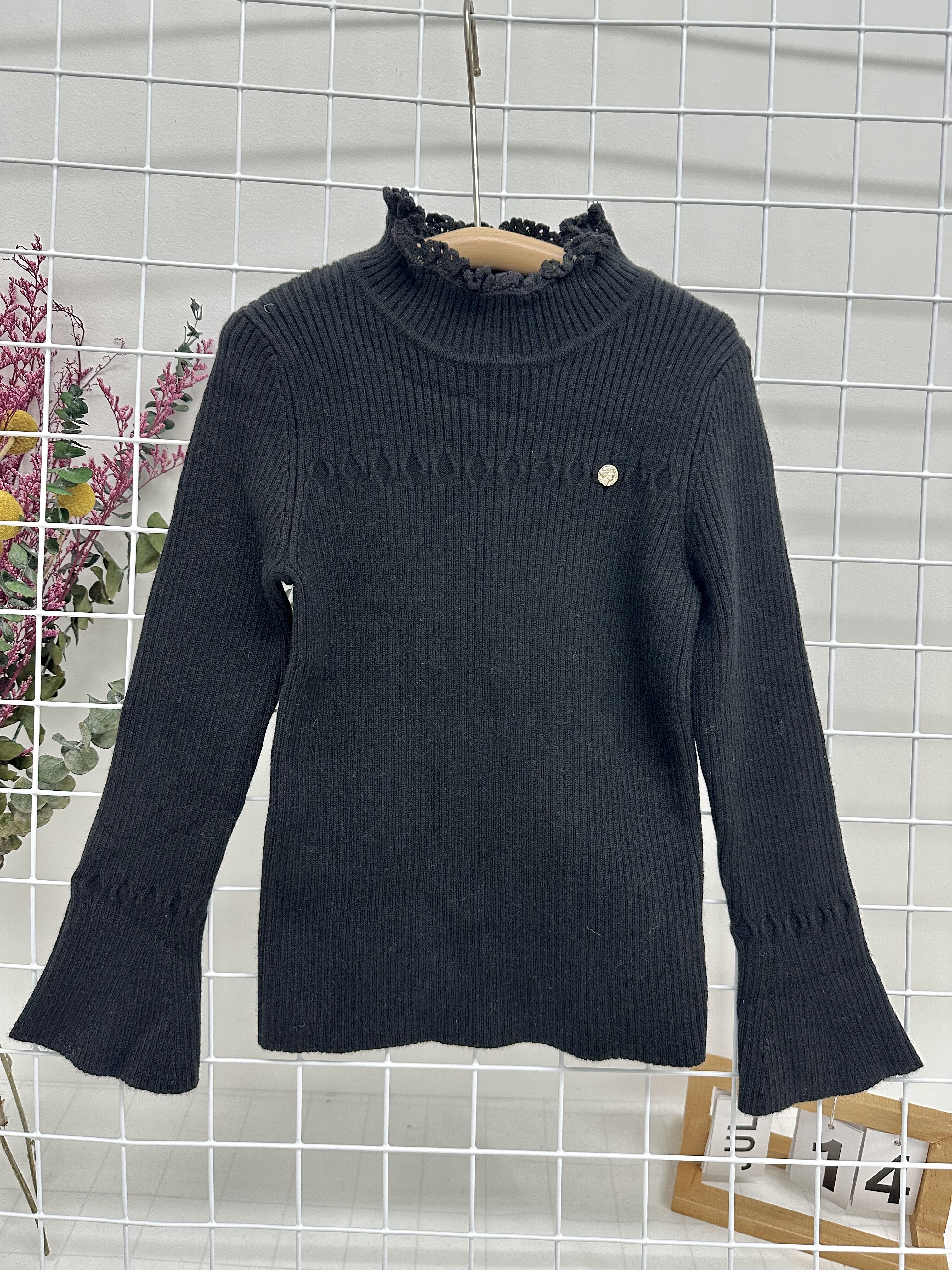 A柏家女童 黑色半高领针织毛衣 酒红色短裤