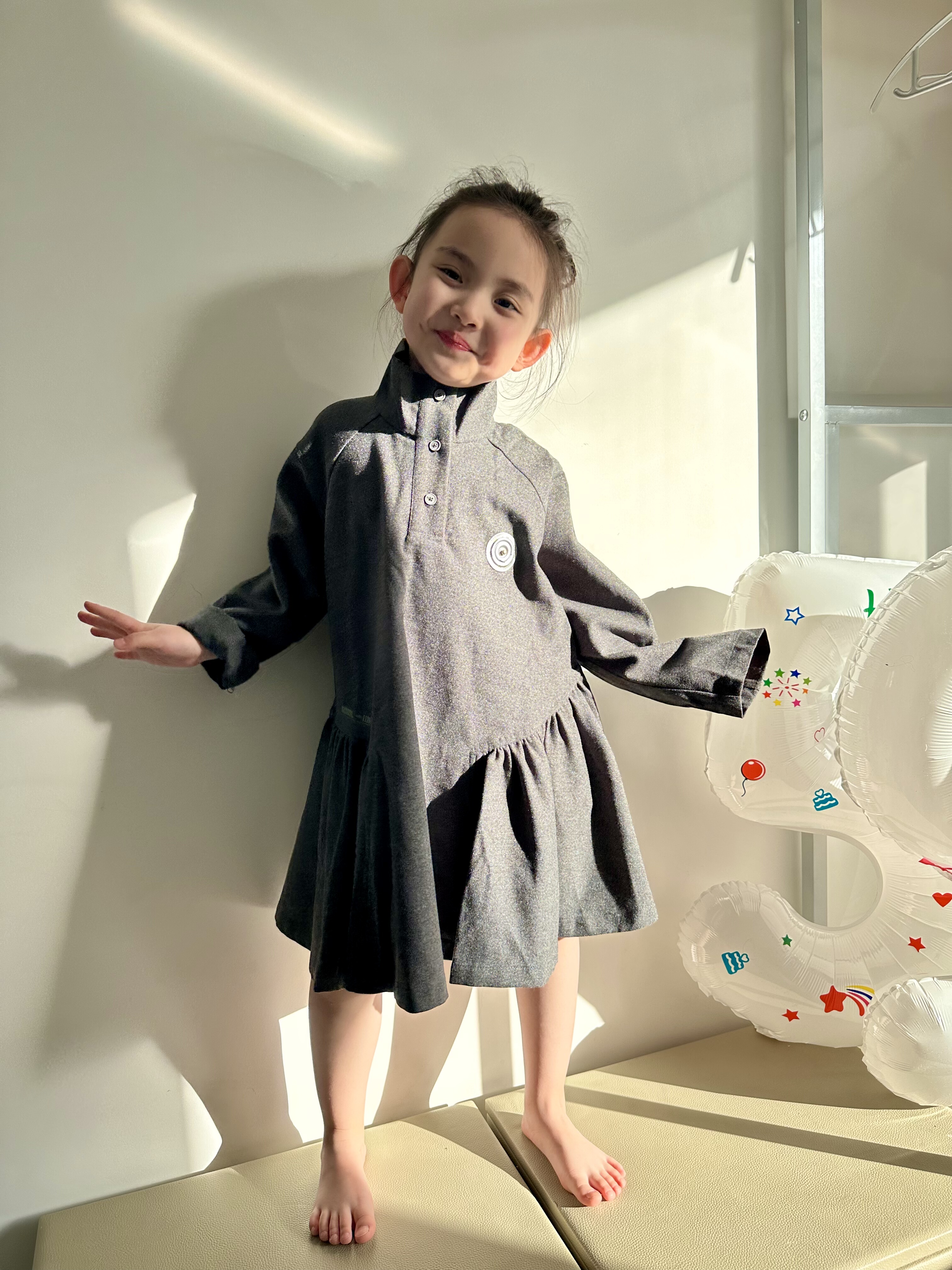 D品剪吊牌么家女宝深灰色连衣裙，春秋款，0706