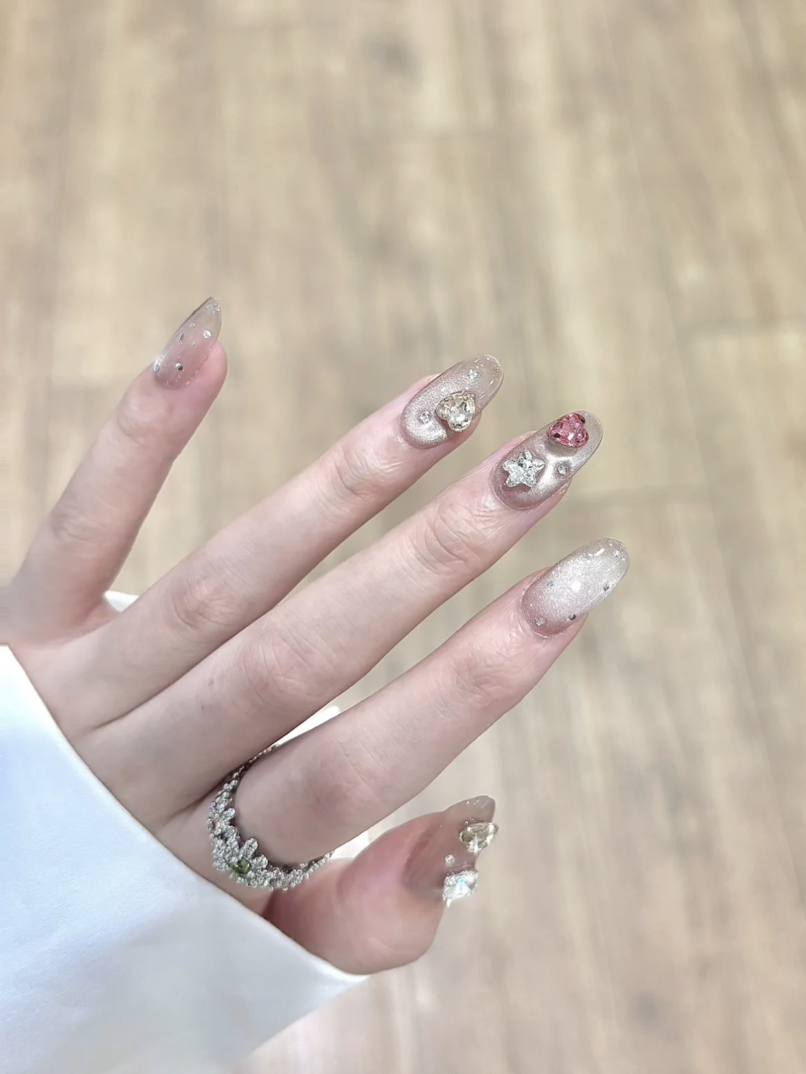 纯手工穿戴甲法式纯欲冰透粉猫眼玻璃珠爱心贴钻波点高级短款美甲