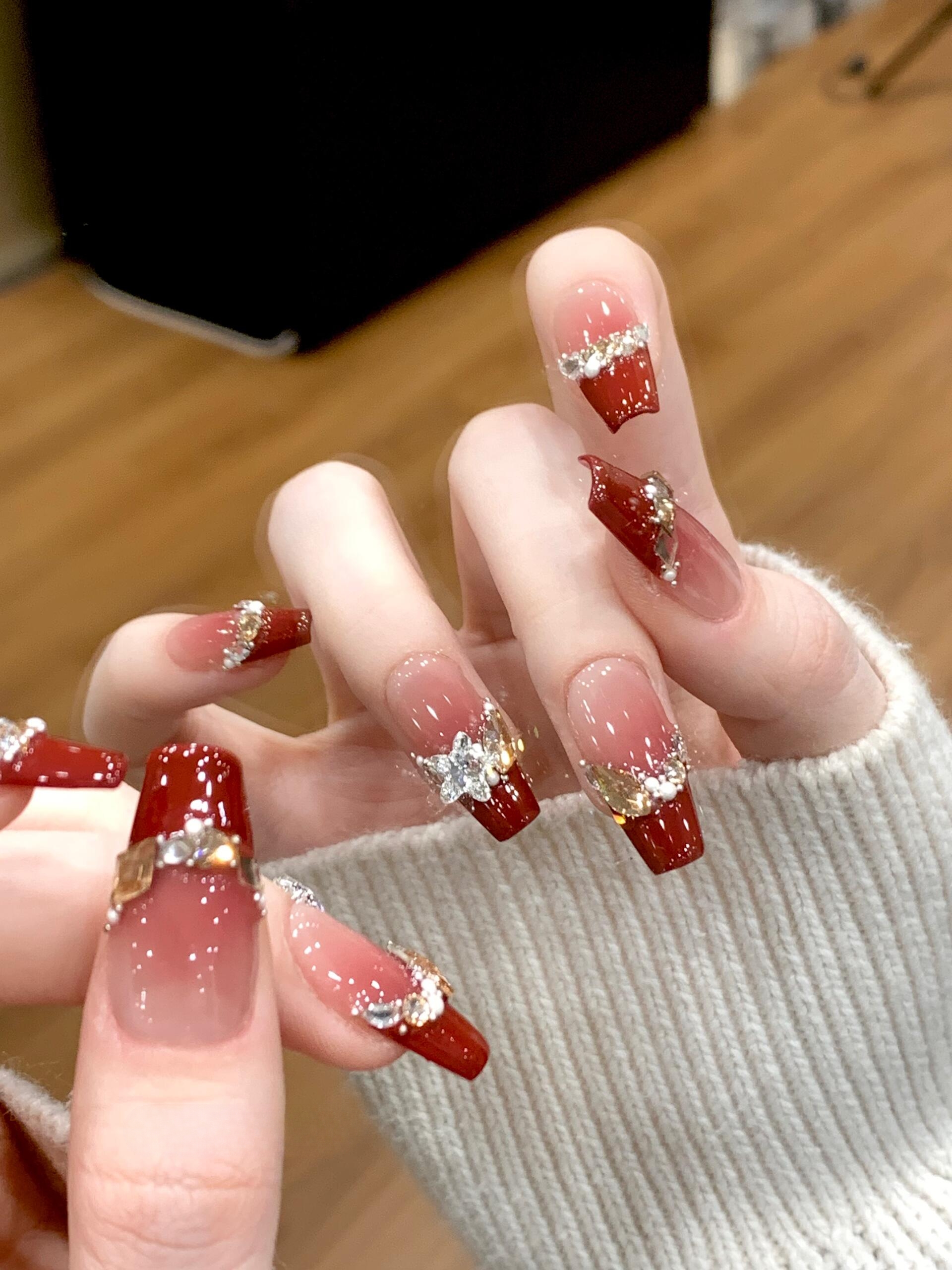 纯手工穿戴甲圣诞新年酒红色美甲法式爆闪碎钻高级显白可拆卸甲片