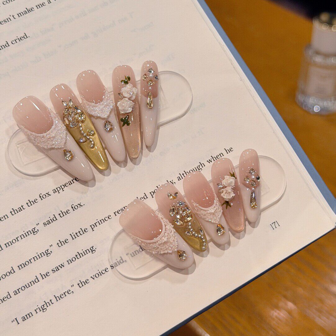 奶油白法式蕾丝金箔猫眼精致雕花玫瑰手工穿戴甲纯欲高级碎钻美甲