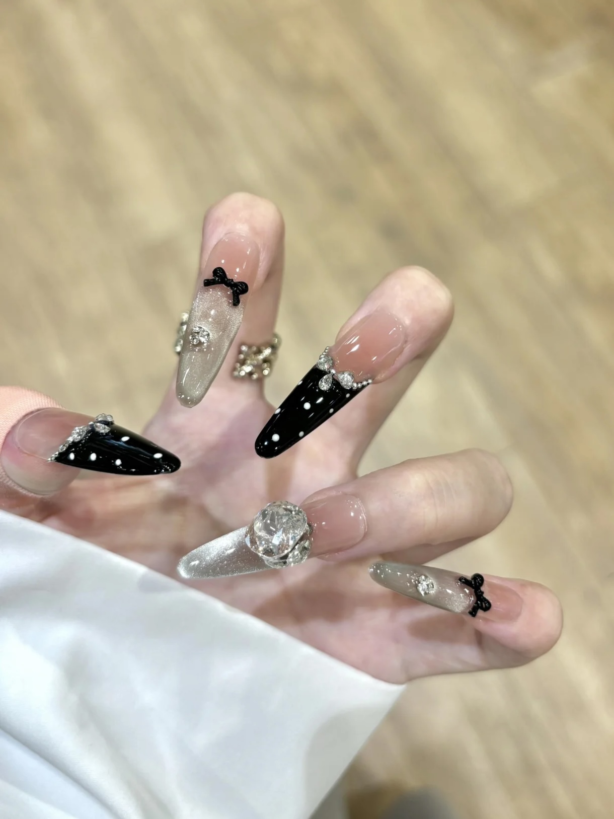 Miu系千金波点爆闪粉金猫眼美甲