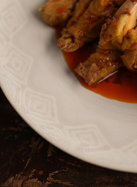 外贸原单出口米白色窑变暗纹螺纹异域陶瓷餐盘沙拉水果装饰盘子