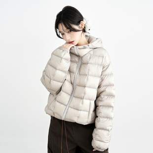 万有引力博物馆 方格绗缝轻薄羽绒服女冬季宽松90白鸭绒连帽外套
