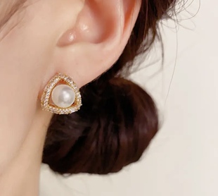 精致时尚超闪锆石三角形珍珠耳钉温柔轻奢气质百搭蚊香盘耳夹女