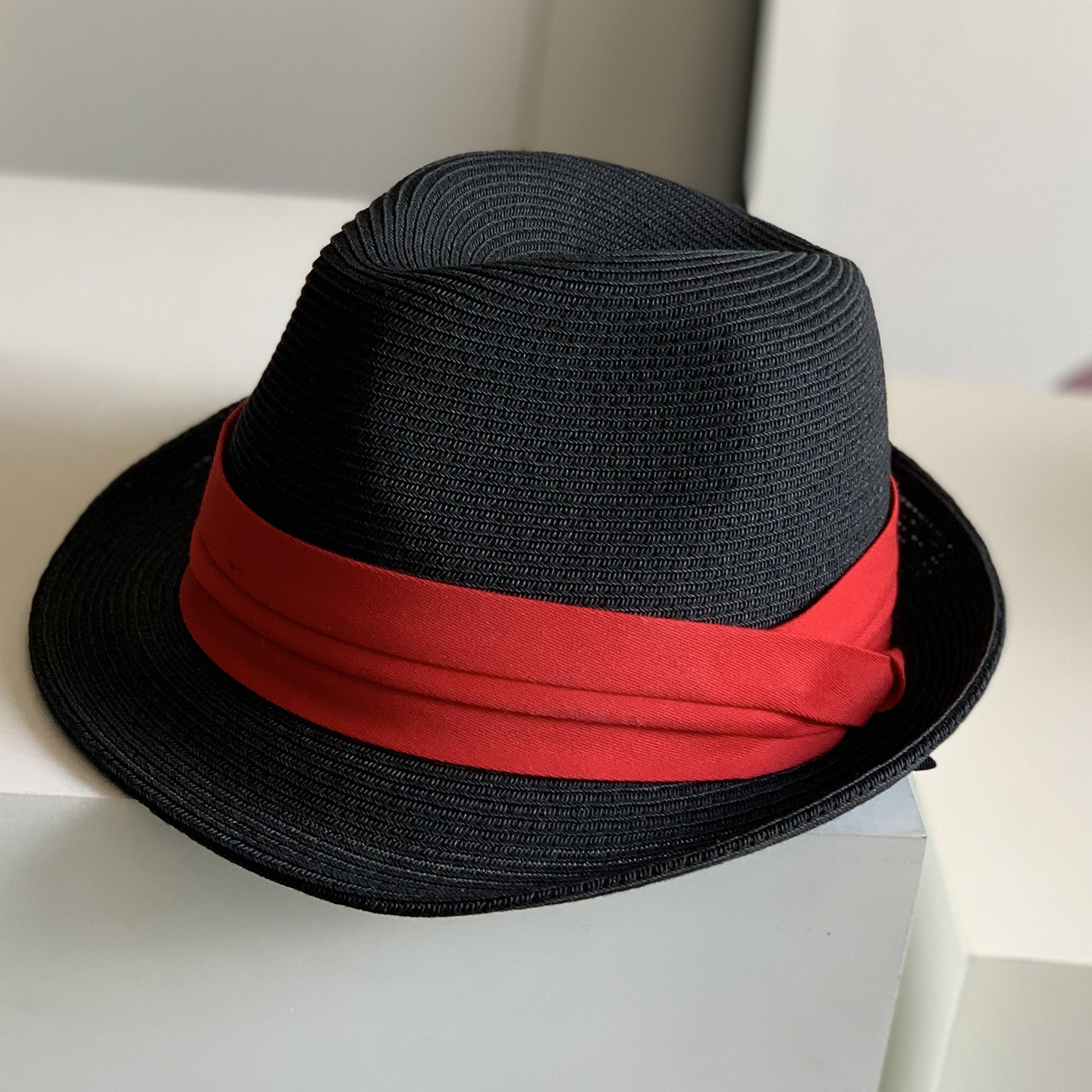 2026新款复古英伦风爵士帽男女春夏黑色红带卷边草编礼帽韩版时尚
