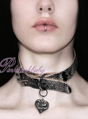 原创自制y2k个性小众朋克蛇皮纹复古爱心蛇钛钢吊坠皮项圈choker