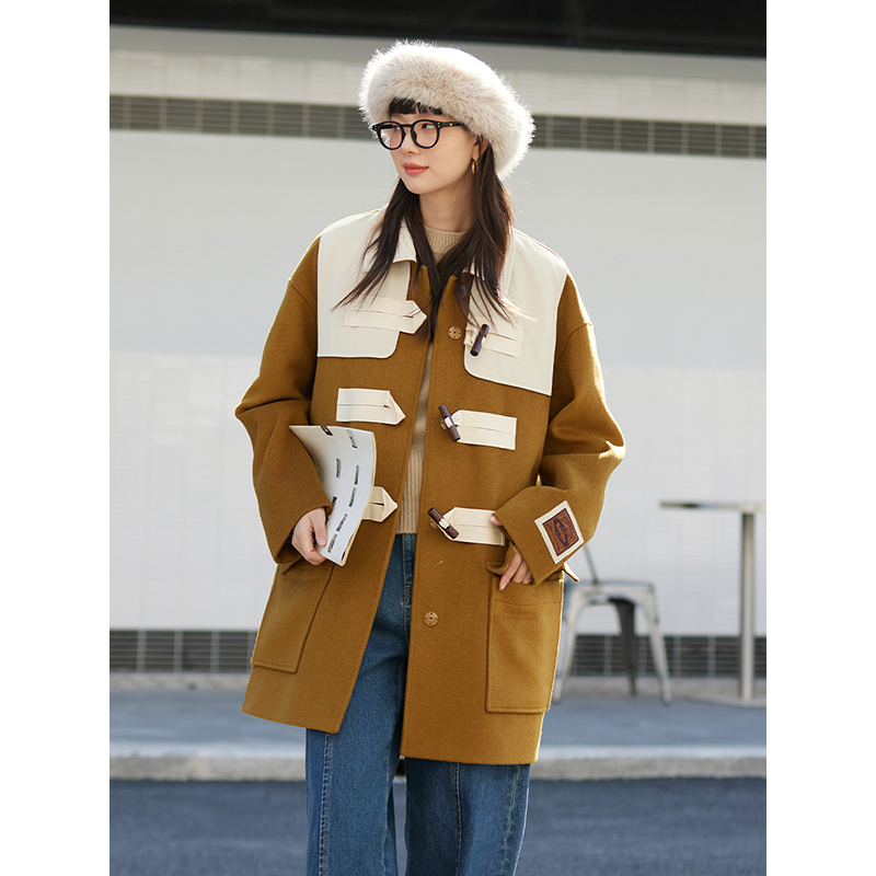 毛呢皮质拼接款仿牛角扣大衣