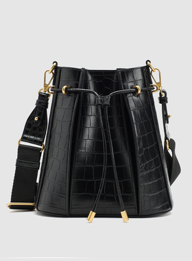 UR国内代购2026春季新款女士气质百搭鳄鱼纹抽绳斜挎包UAWB60050