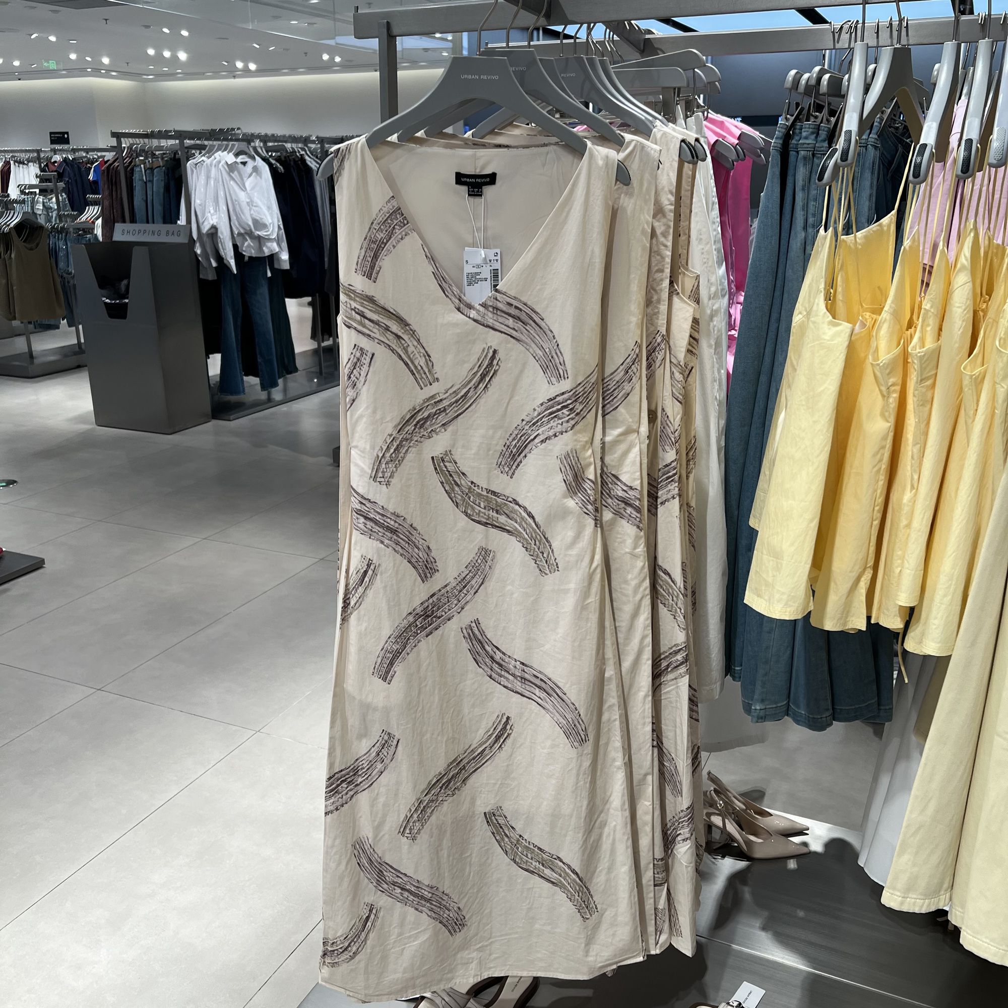 UR国内代购2025秋季女装度假风图案印花长裙无袖连衣裙UWU750015