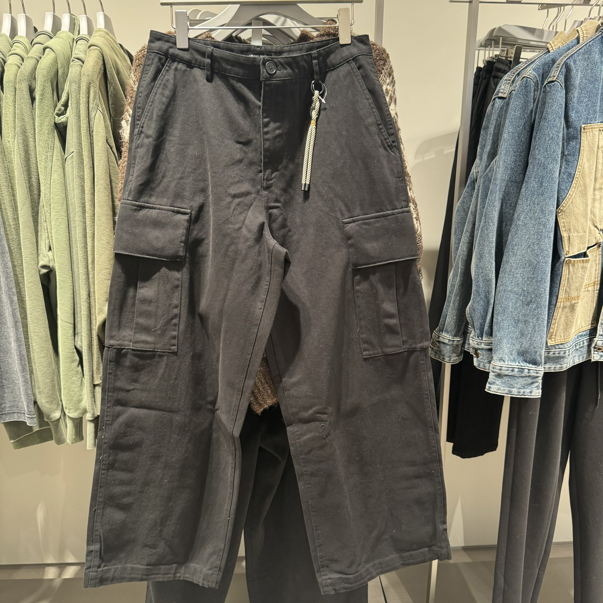 UR国内代购2025春季男休闲口袋绳编装饰新年战袍阔腿裤UML650003