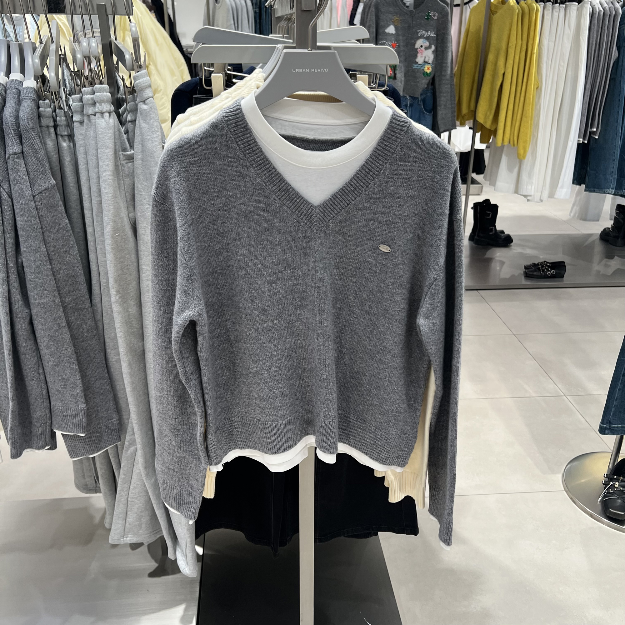 UR国内代购2025冬季女装休闲撞色假两件金属标针织衫UYL950279