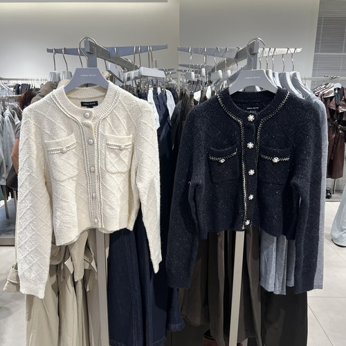 UR国内代购2025冬季女装魅力优雅小香珍珠纽扣针织开衫UWG950282