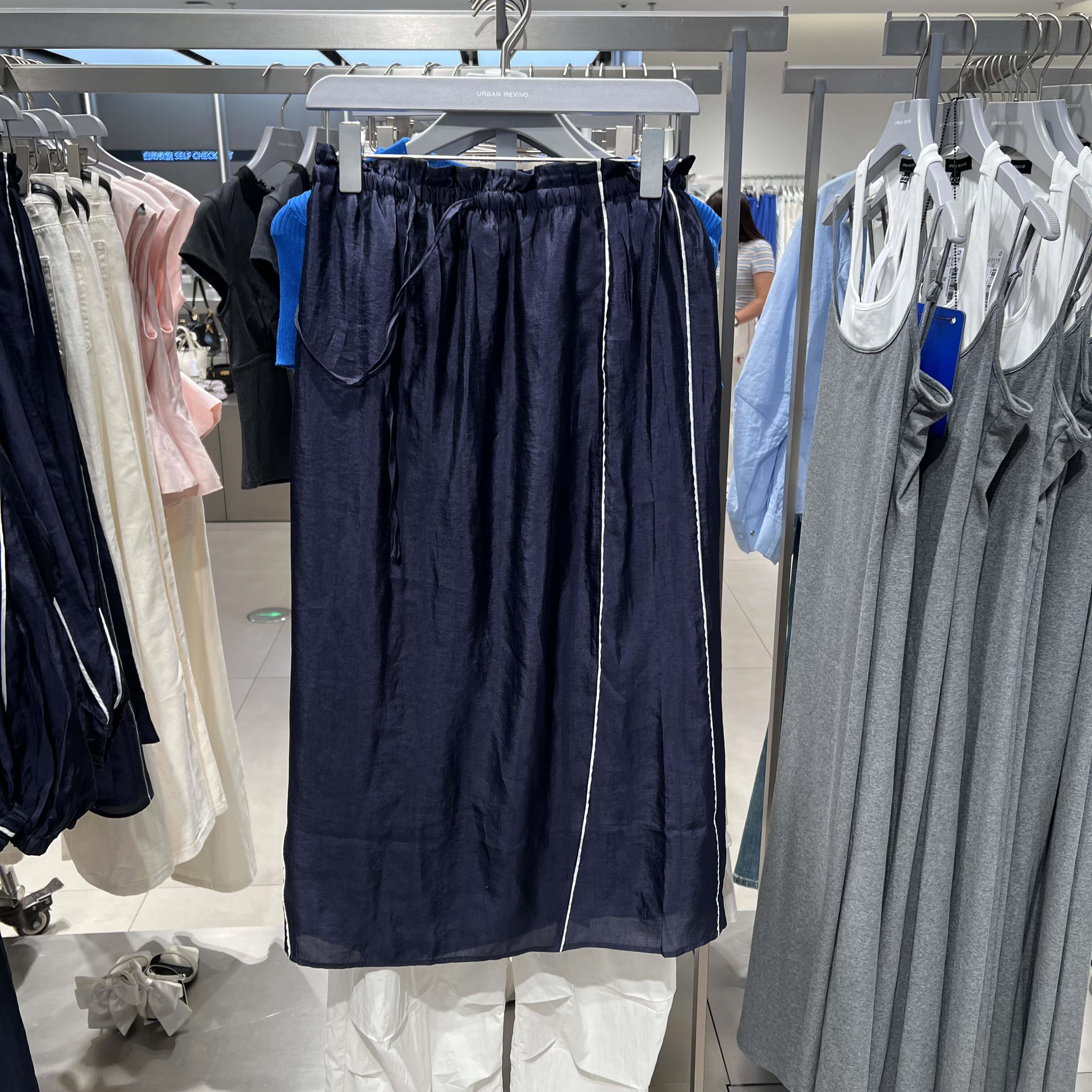 UR国内代购2026夏季女潮流荷叶边系绳撞色条纹开衩半裙UWJ560031