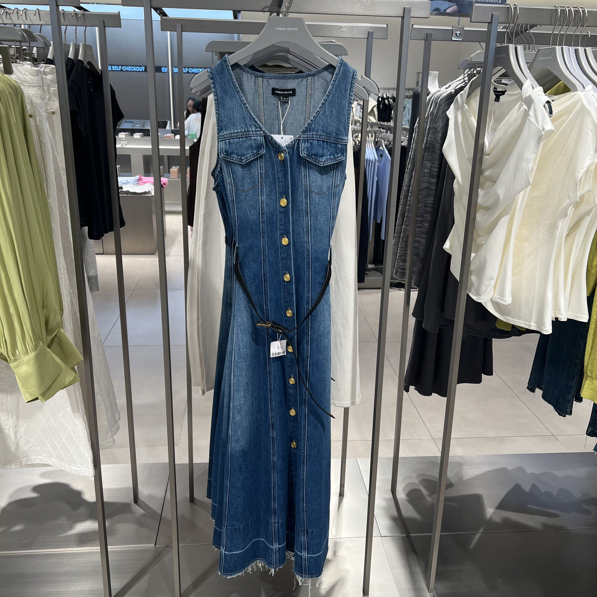 UR国内代购2025秋季女装复古休闲腰带无袖牛仔连衣裙UWG850189