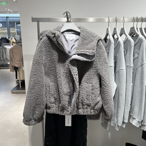 UR国内代购2025冬季女装潮流羊羔绒连帽抽绳按扣外套UYV150106