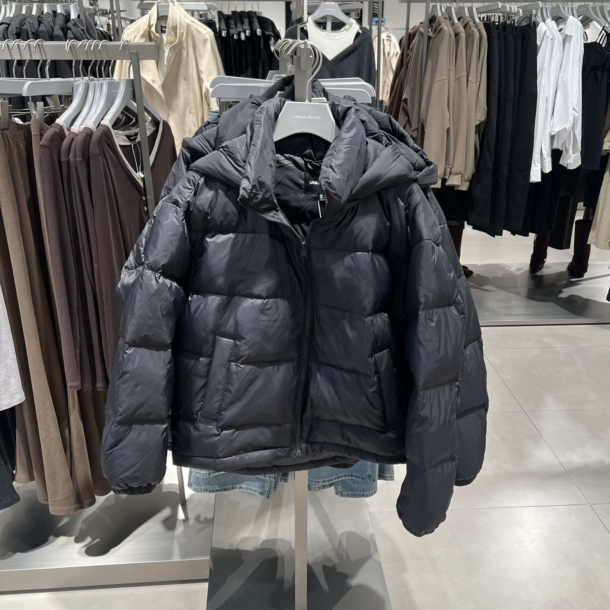 UR国内代购2025冬季女装简约休闲连帽绗缝宽松羽绒服UWM150052