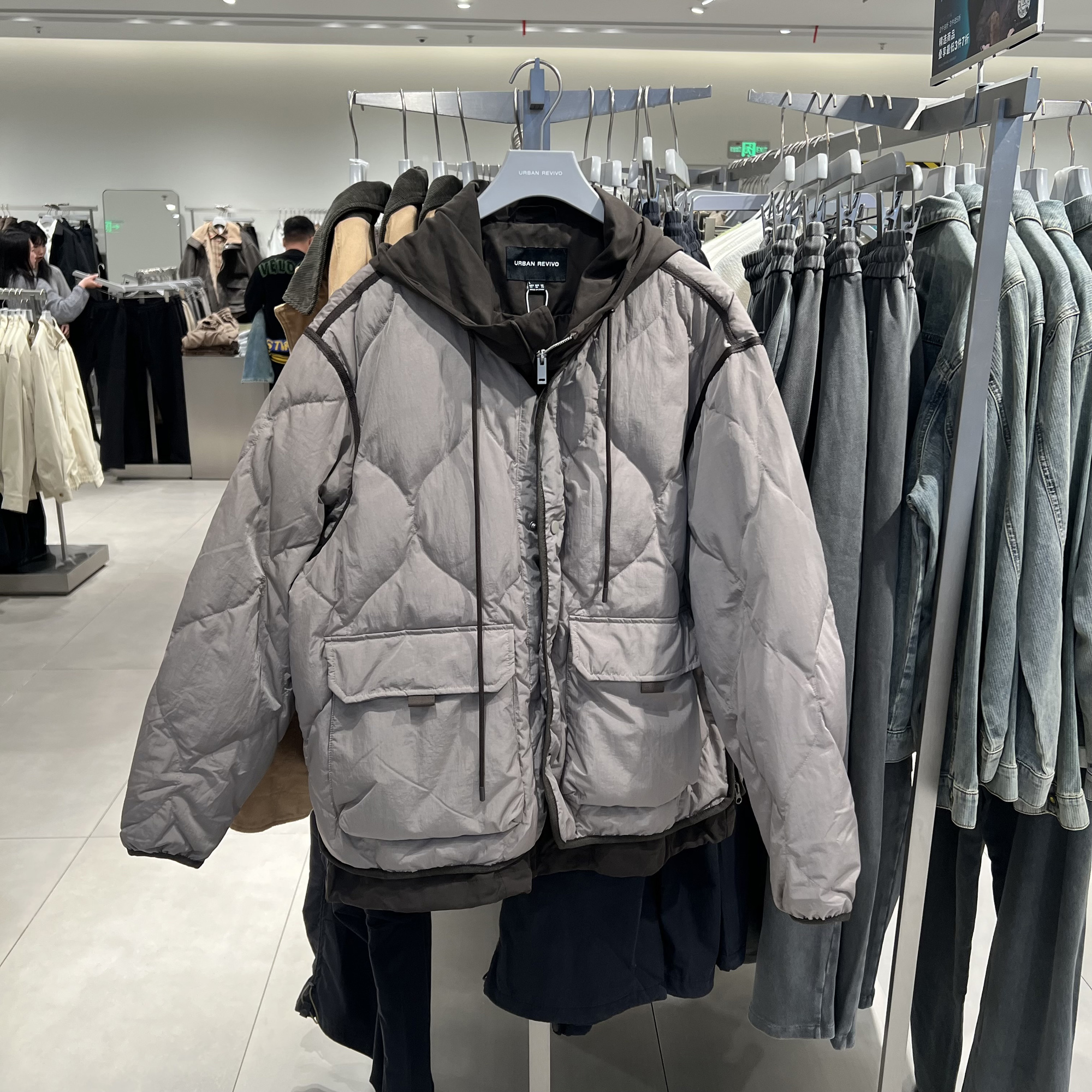 UR国内代购2025冬季男流光风撞色拼接连帽大口袋羽绒服UML150041