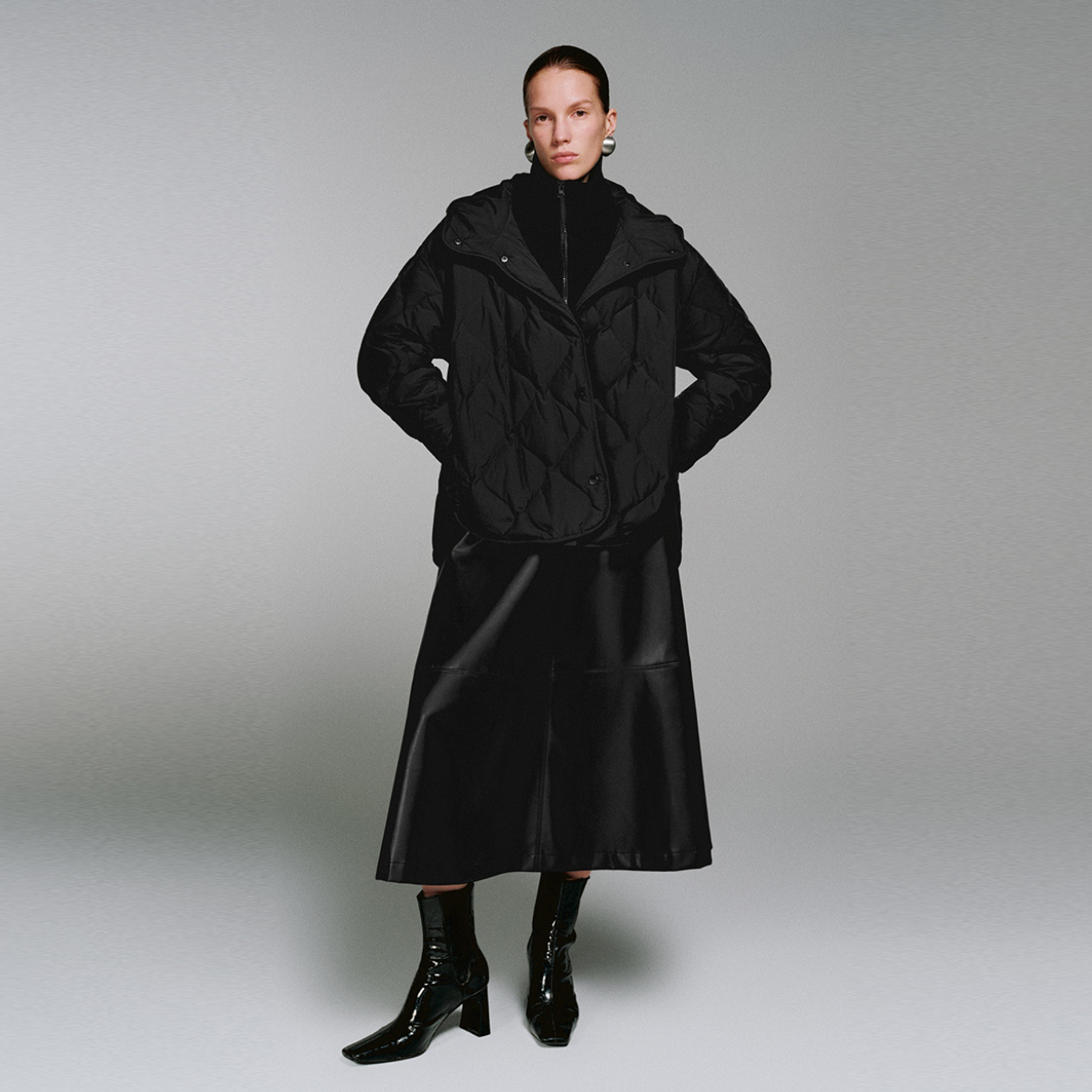 UR国内代购2025冬季女装休闲绗缝超宽松连帽羽绒外套UWM150101