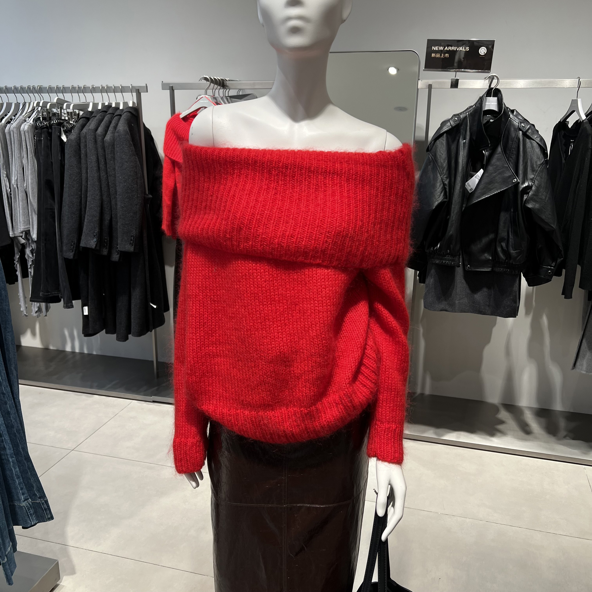 UR国内代购2025冬季女装休闲潮流简约一字领宽松针织衫UWJ950121