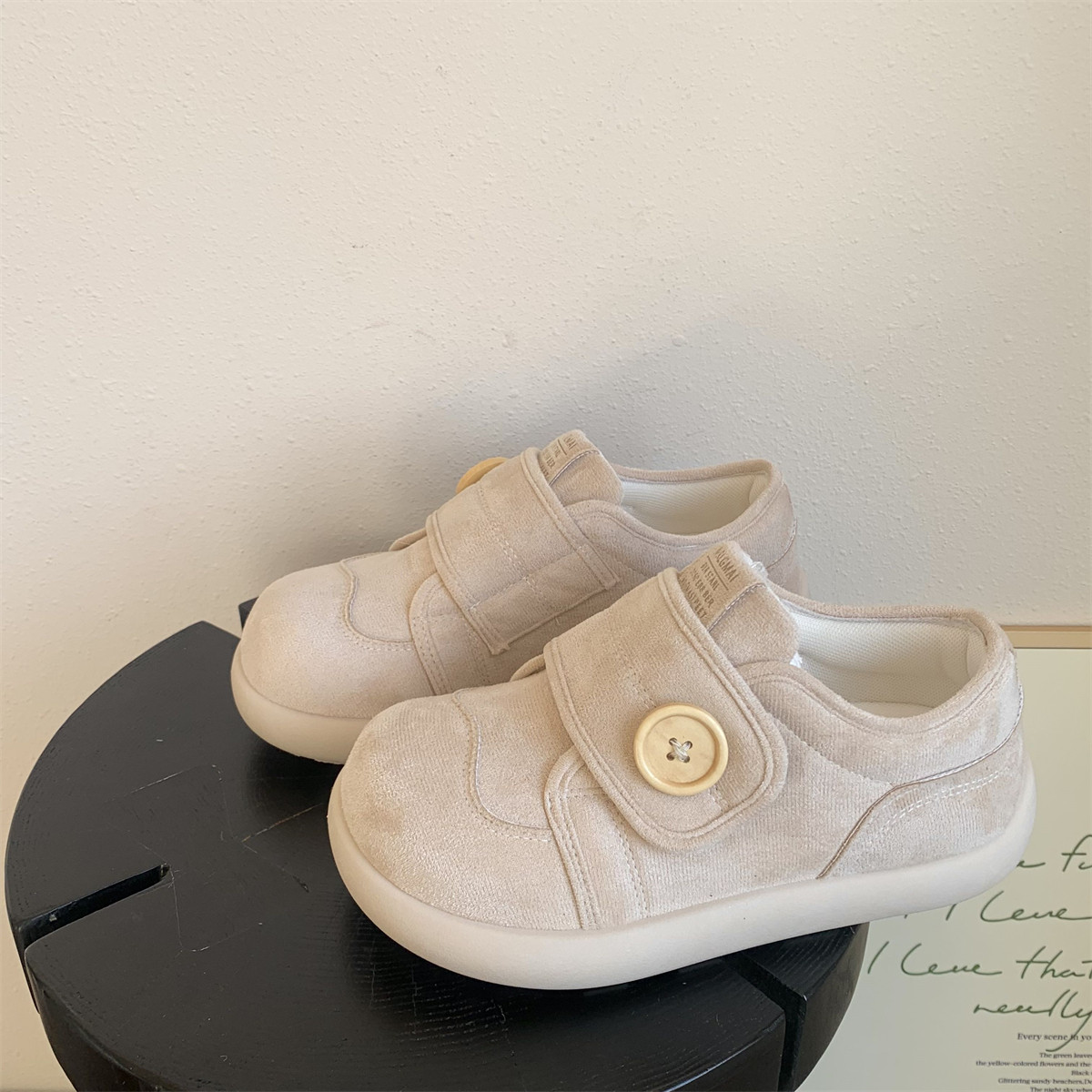 魔术贴厚底板鞋女2026春季新款韩版休闲百搭纽扣装饰大头面包鞋