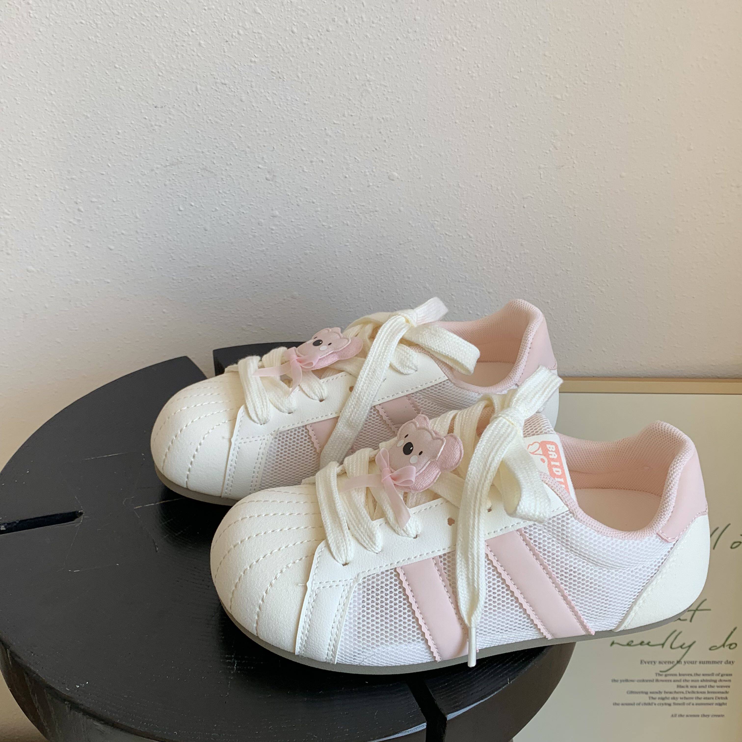 可爱小熊装饰薄底轻便板鞋女2026春夏新款休闲运动网面透气小白鞋