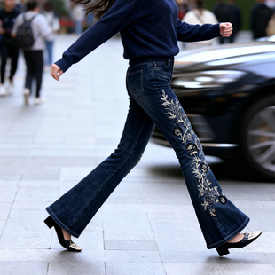 风姿歌2026春季新款刺绣花微喇叭牛仔裤女高腰大码显瘦长裤新中式