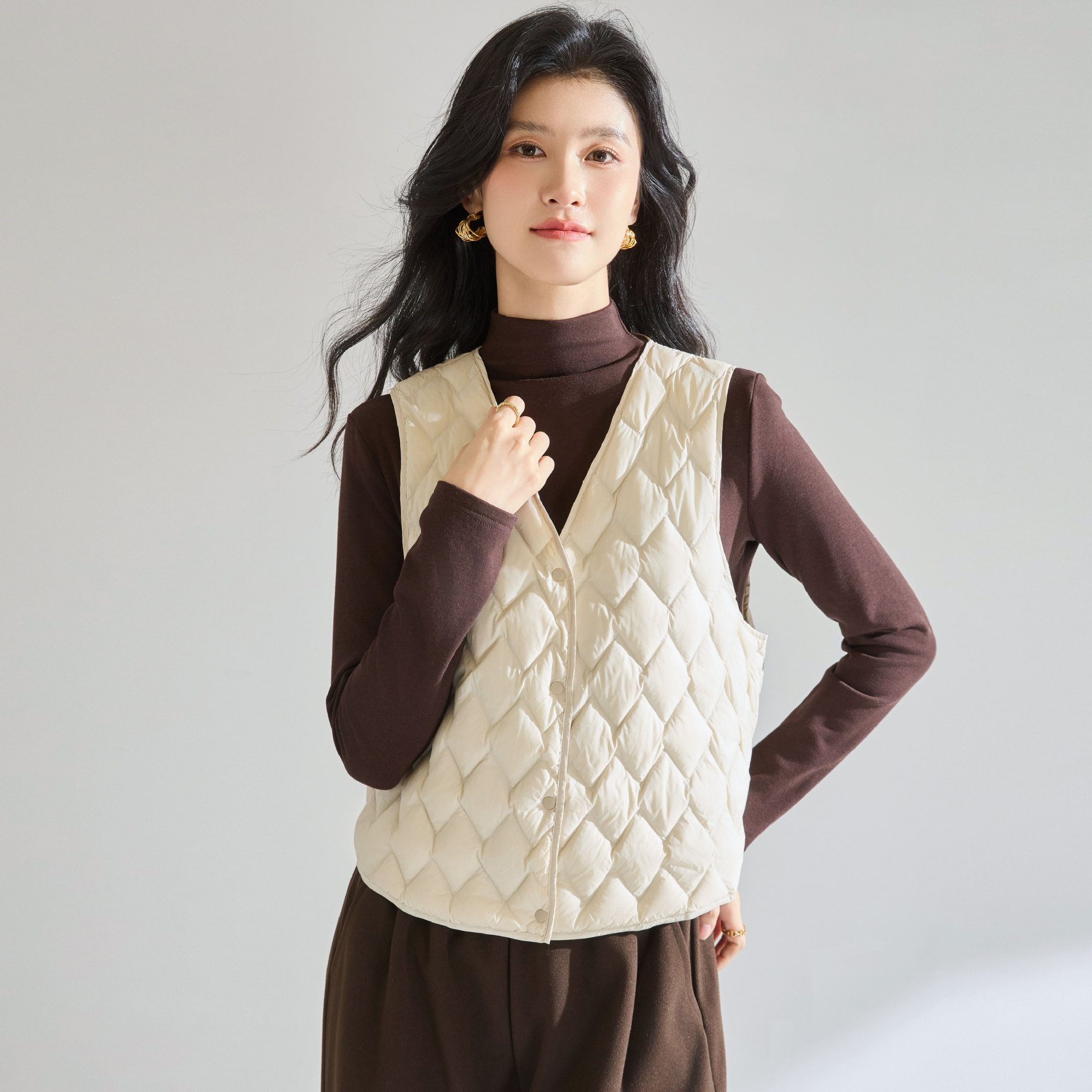 25秋冬简约轻盈保暖90白鸭绒羽绒马甲菱形格V领保暖叠穿内胆25657