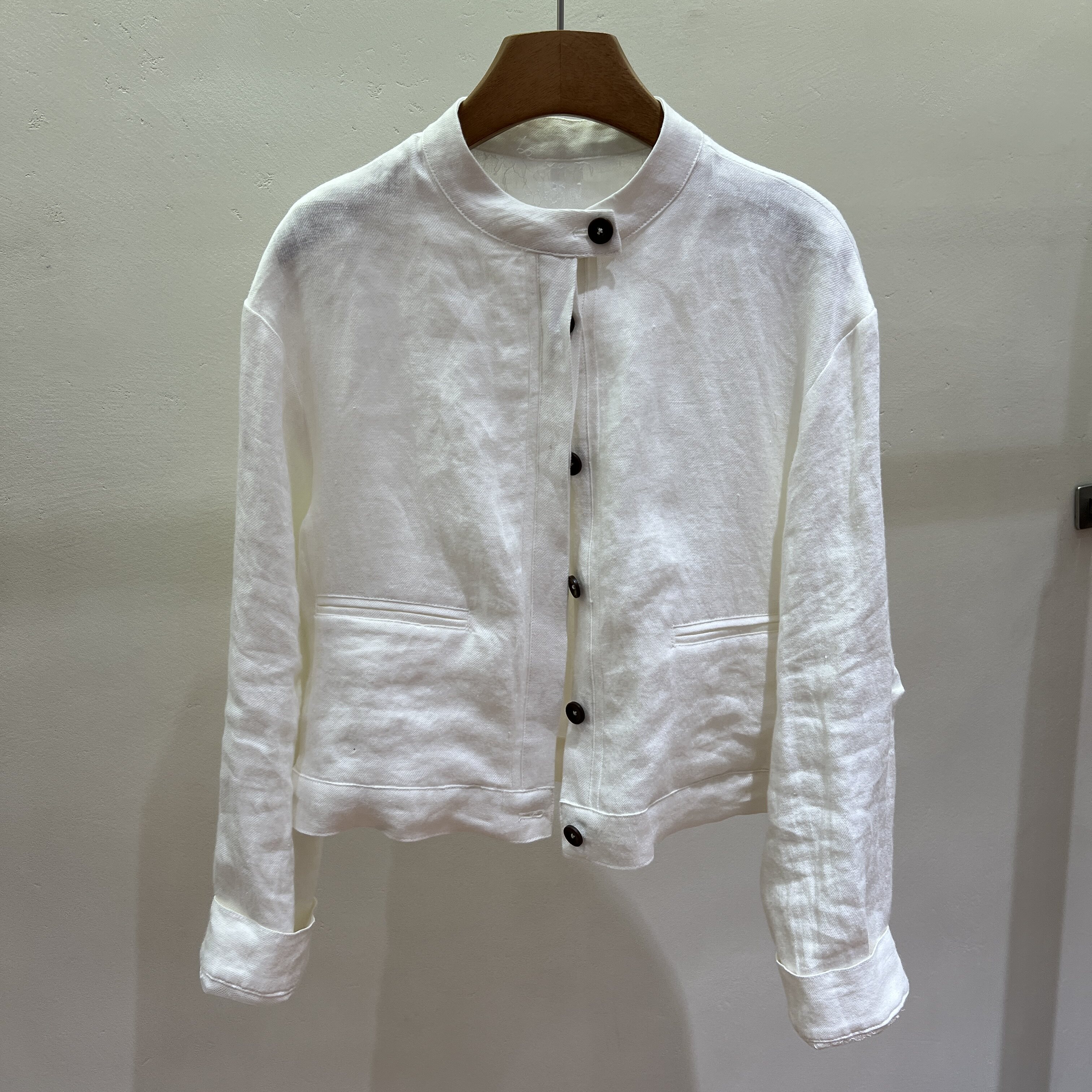 欧货2026春季新款时尚通勤单排扣纯亚麻小个子短款白色夹克小外套