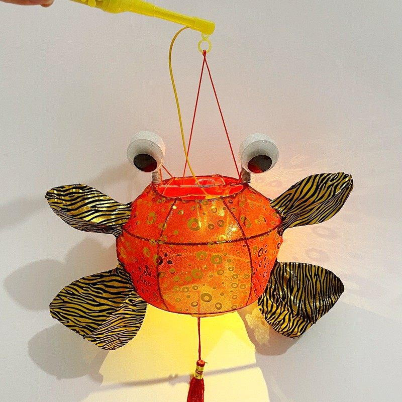 元宵中秋节传统手工艺制作烫金布螃蟹手提鱼灯笼led发光室装饰挂