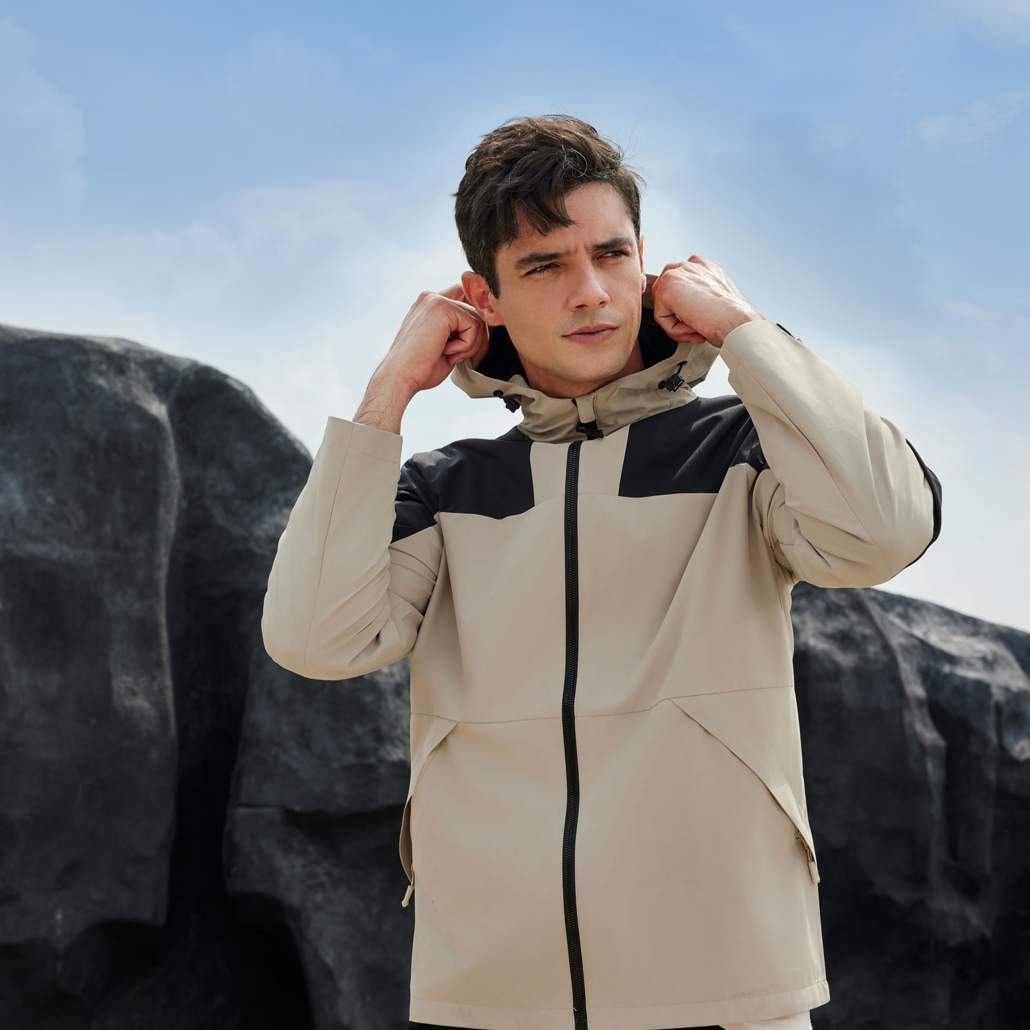 爆款户外冲锋衣男女春秋季情侣装保暖软壳单层外套薄款夹克运动风