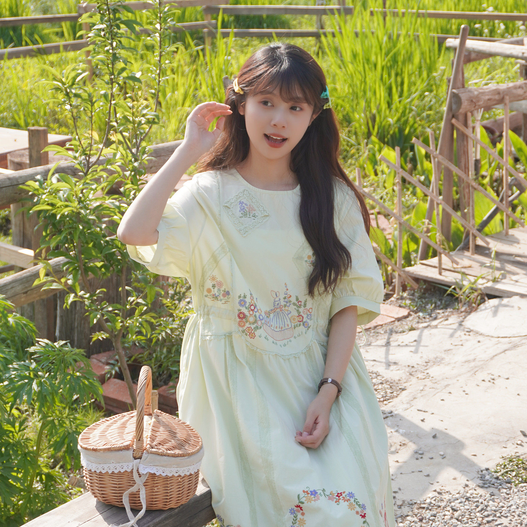 森系复古蕾丝彩色花朵刺绣连衣裙