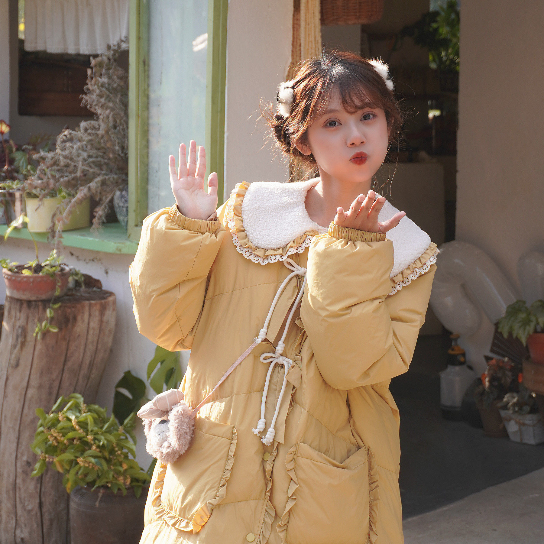 冬季森系温暖羊羔毛娃娃领外套少女奶油蕾丝花边中长款加厚羽绒服