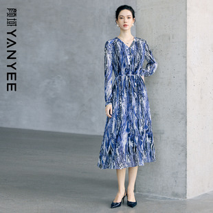颜域蓝色V领长袖连衣裙女2026秋季新款收腰显瘦气质水墨印花长裙