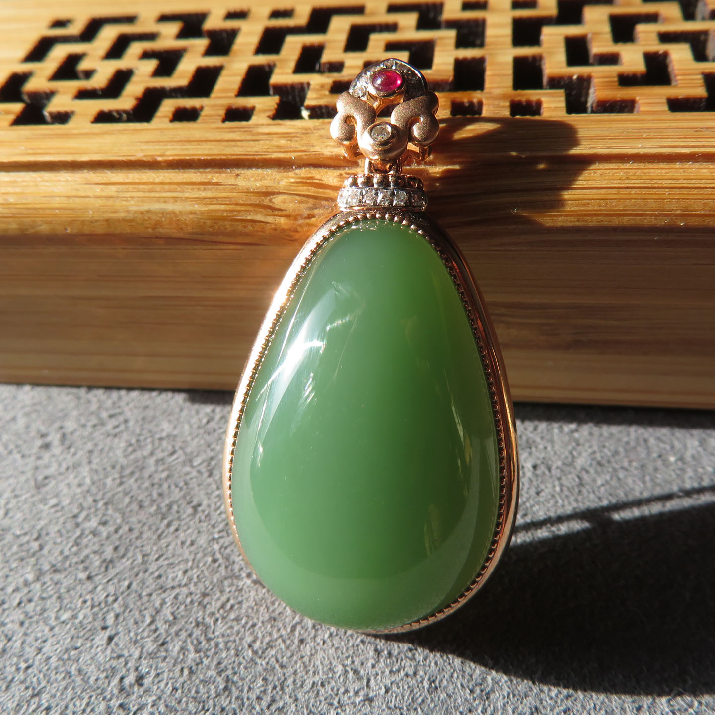 爆火方言精品和田佩戴级俄罗斯老坑料细腻18k金粉绿碧玉吊坠挂件w