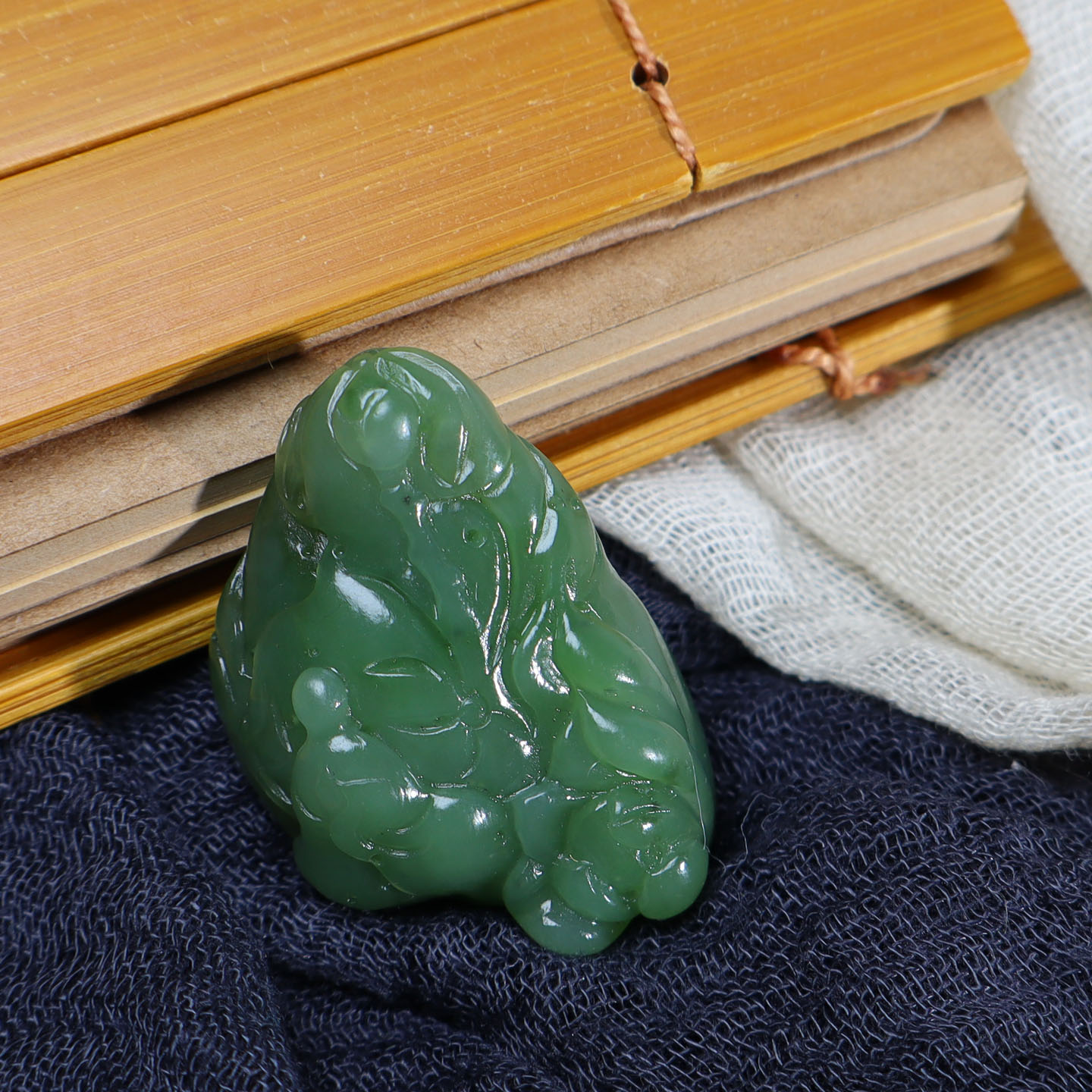 玉禧珠宝精品收藏俄罗斯料和田玉细腻阳绿碧玉荷花悟道吊坠挂件A9