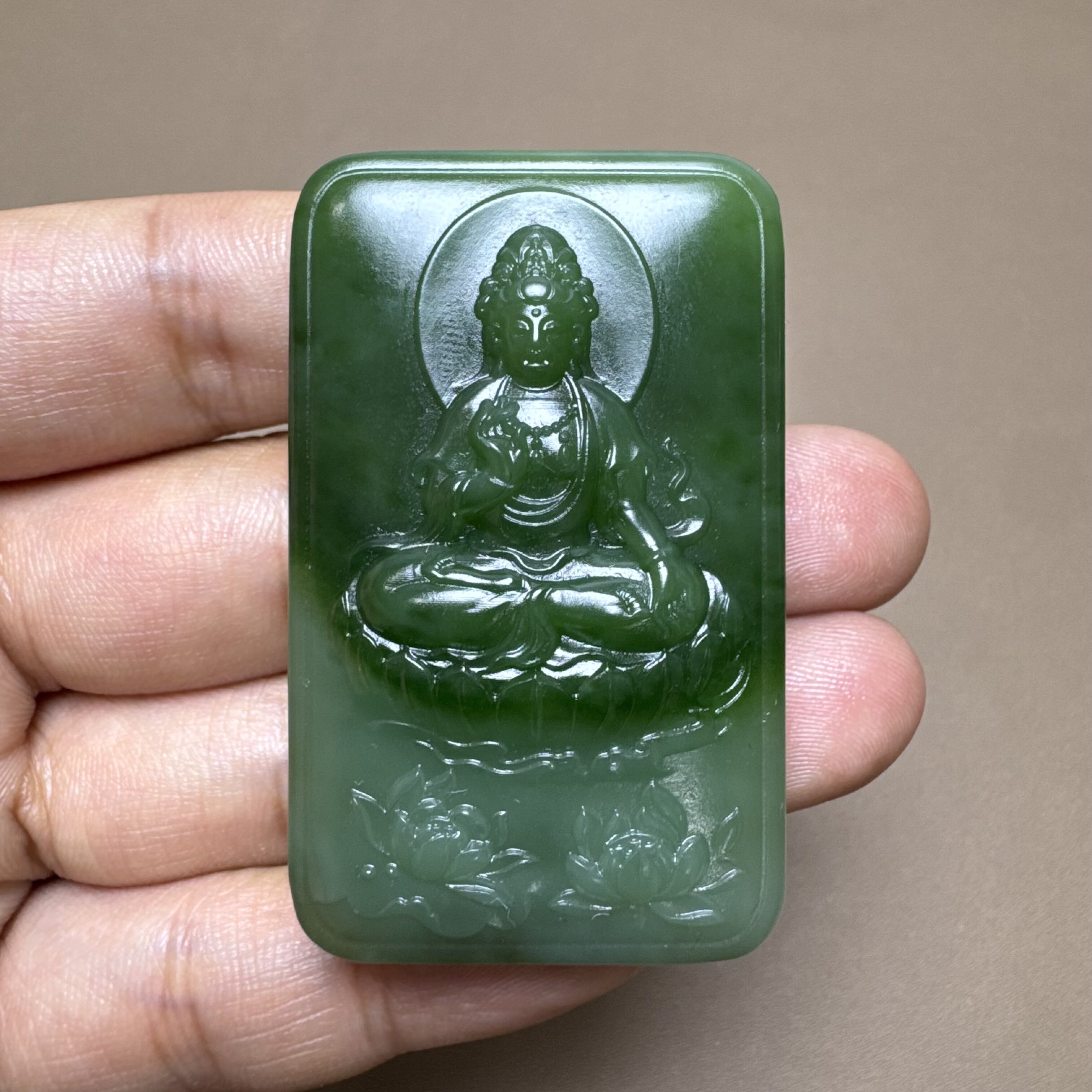 美哭方言和田玉老坑俄料碧玉难得菠菜绿带粉青巧色大师工观音牌S