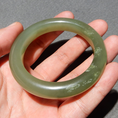 和田玉手镯有独特的色泽和质感