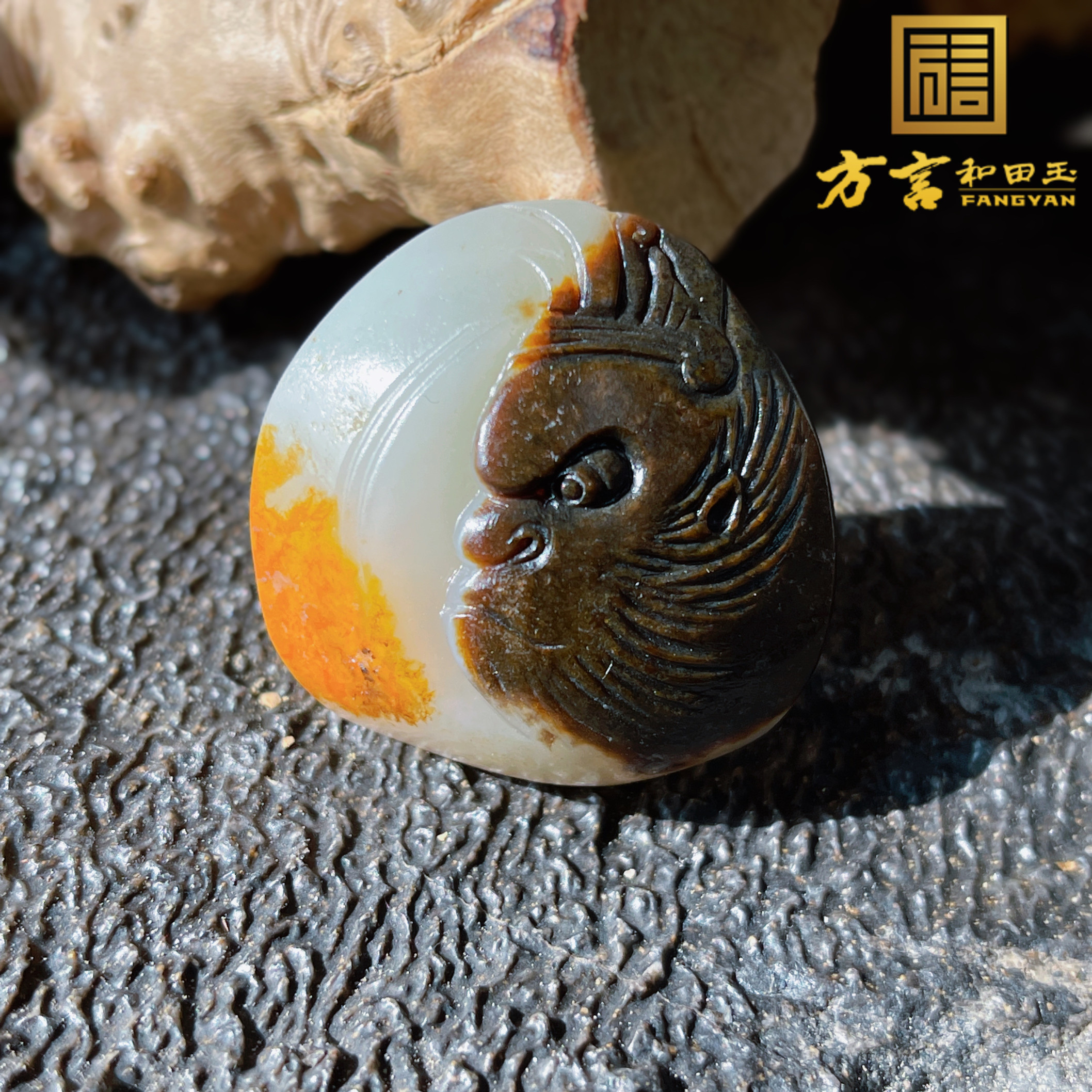震惊方言和田玉特色老熟黑油皮羊脂白玉三色俄籽料大圣吊坠挂件w2