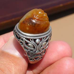 火爆方言和田玉新疆金包银黄沁白玉籽料银镶玉灵猴献寿戒指扳指A1