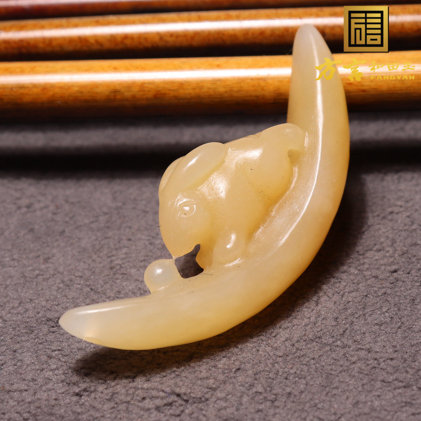 火爆方言和田玉新疆且末料佩戴级细腻油润蜜糖色月亮兔吊坠挂件A8