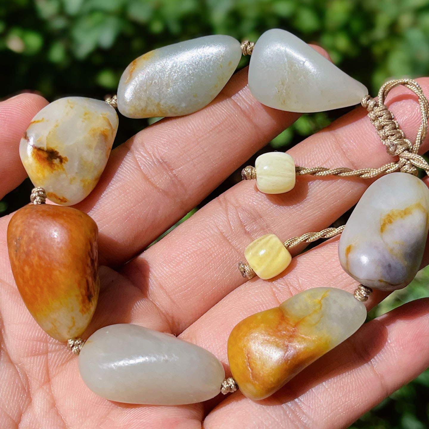 震惊方言精品和田玉特色玉龙河老熟如酥黄沁皮白玉籽料原石手串w1