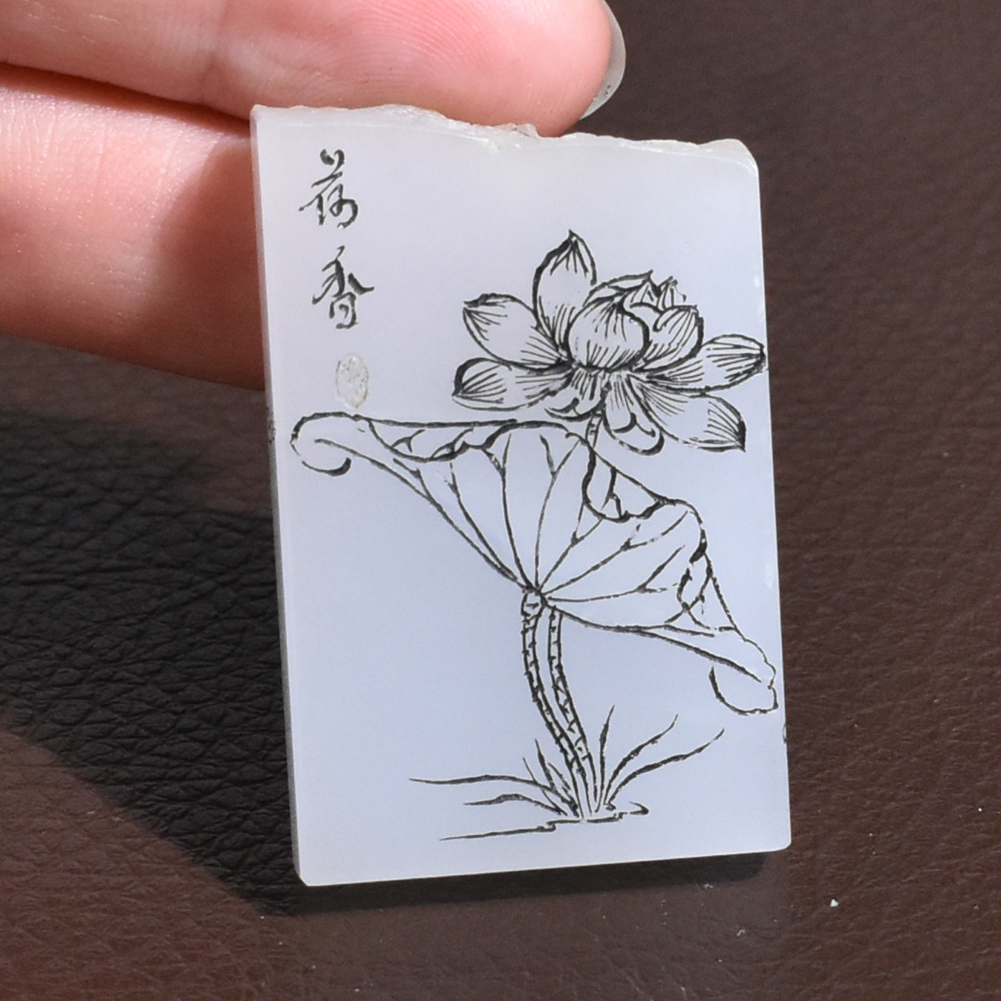 玉禧珠宝天然和田玉留皮孔阴刻荷花水墨风白玉无事牌清雅女吊坠Q