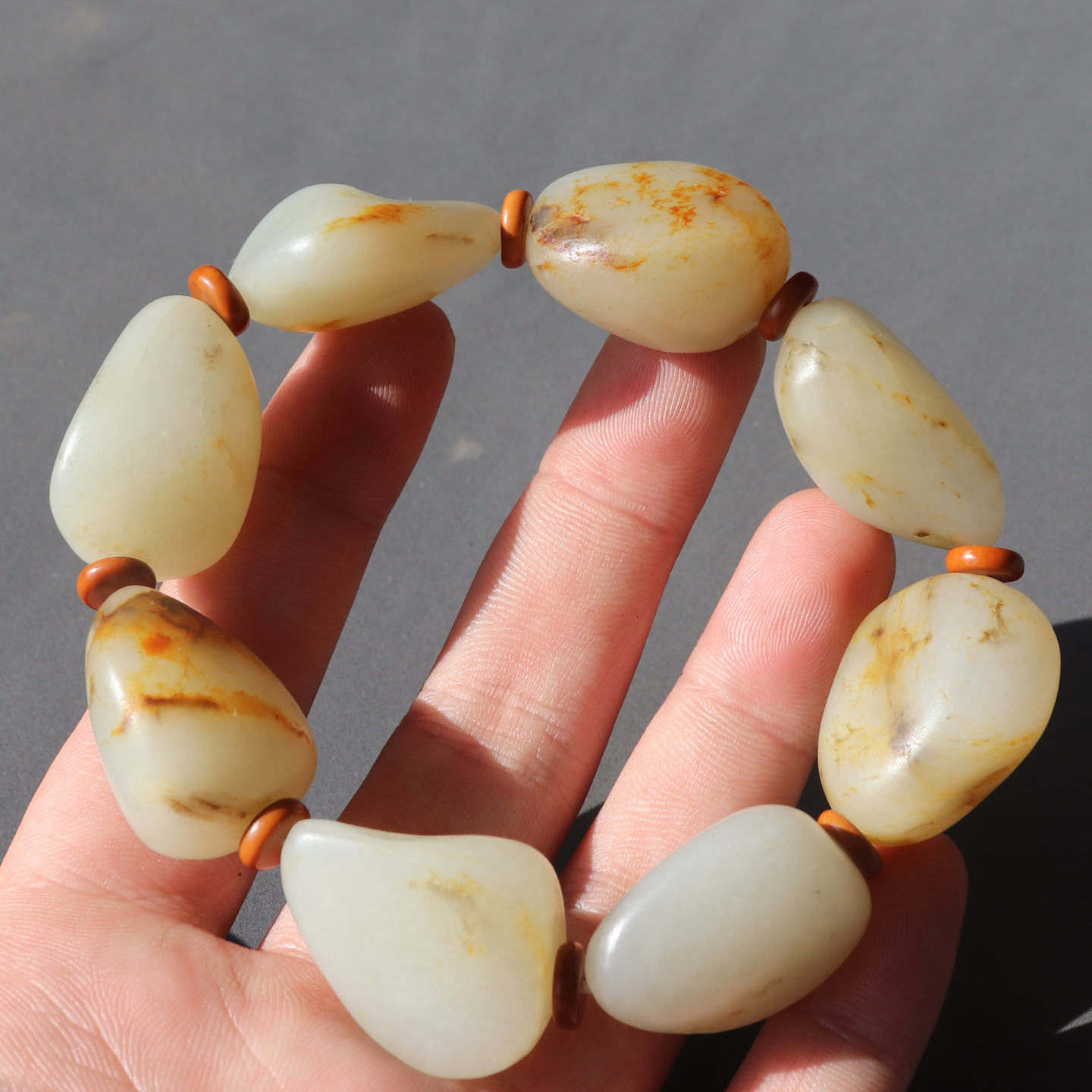 震惊方言和田玉新疆老熟如酥玉龙河挂金皮白玉籽料原石精美手串A8