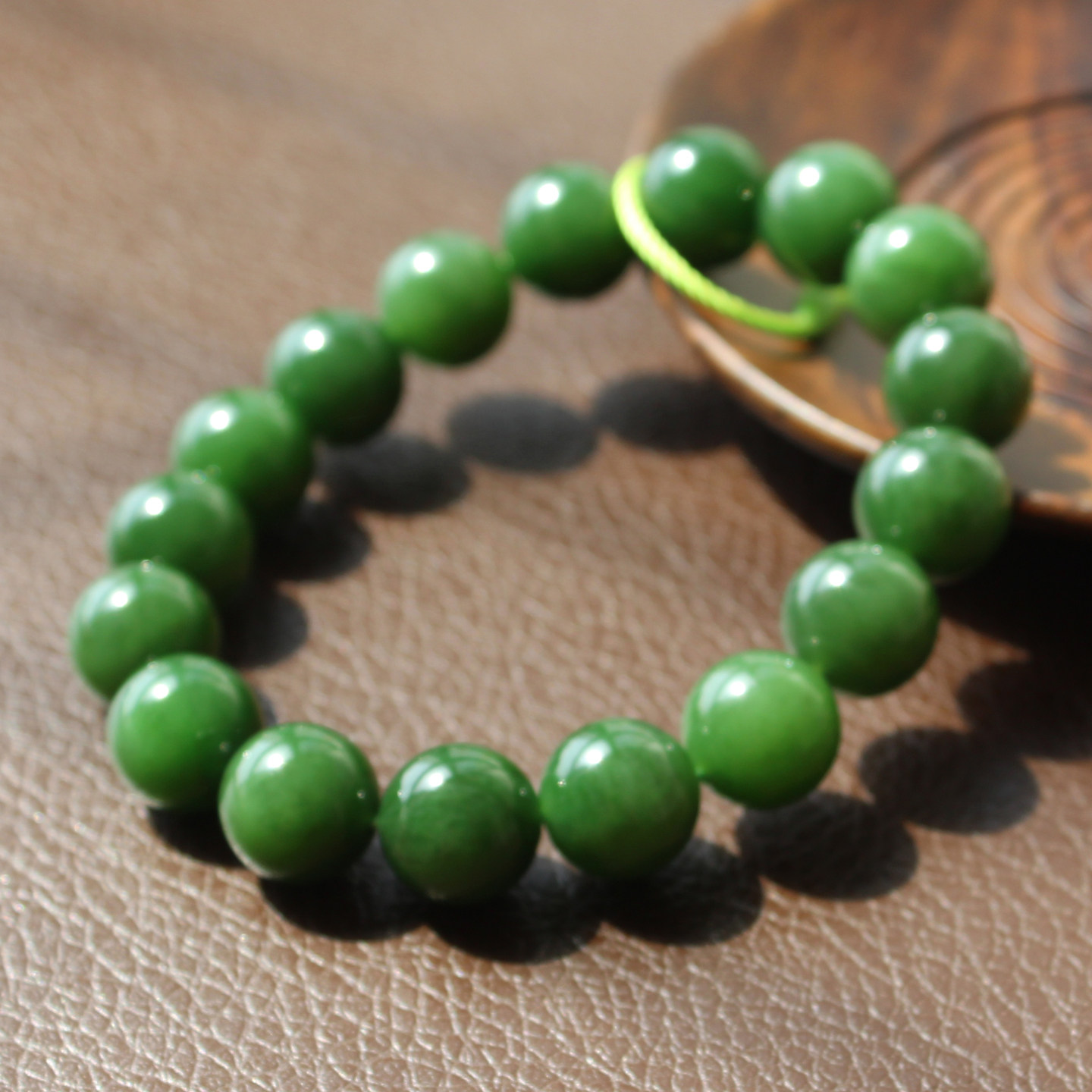 俄料精品和田玉碧玉12mm圆珠手串辣阳绿无黑点高脂高糯玉石手链w