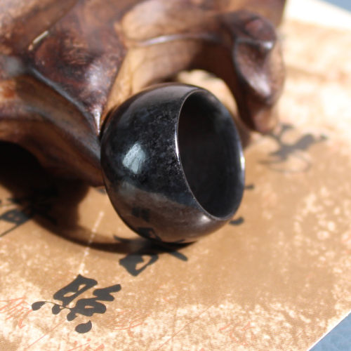 玉禧珠宝和田玉精品新疆漆黑如墨白玉底墨玉籽料17ｍｍ戒指扳指A9