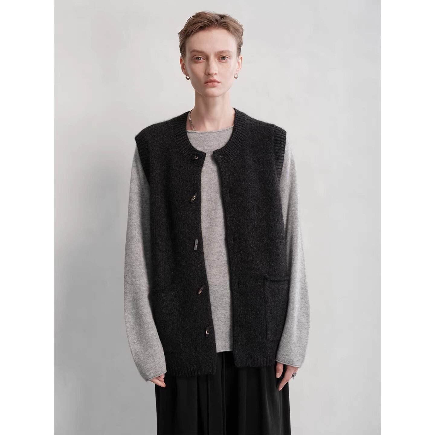 法式全羊毛炭灰色毛针织背心马甲女春秋新款无袖简约开衫叠穿上衣